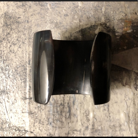 Authentic horn cuff, polished black/white. - Picture 4 of 7